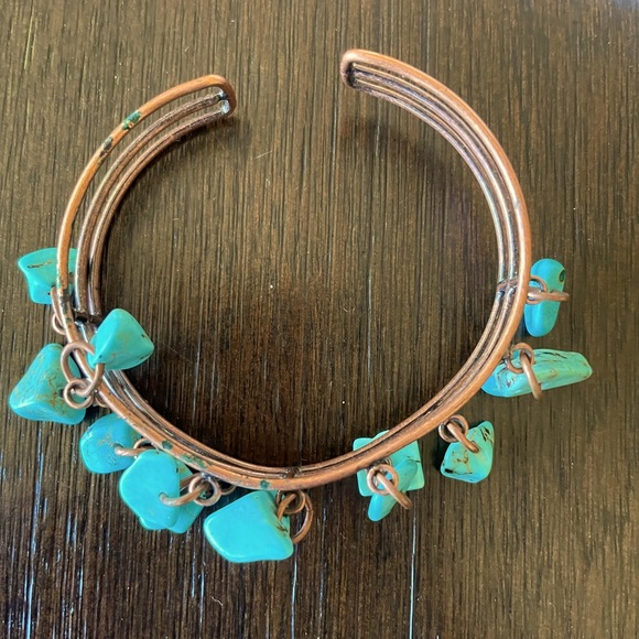 Pretty turquoise beaded bracelet. The wire looks like copper to me - Picture 4 of 5